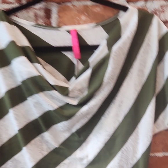 Asymmetrical Green and White Short Sleeve Blouse - Picture 6 of 10